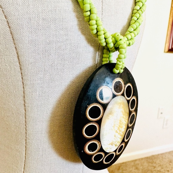 Retro Vintage Green Peruvian Shell Necklace & Earrings - Picture 15 of 17